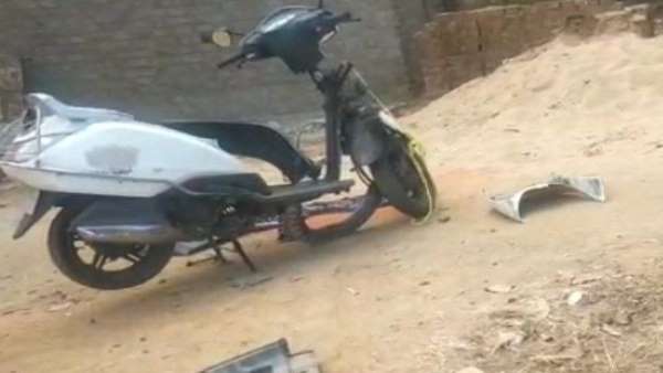 युवक गाड़ी छोड़कर हुआ फरार