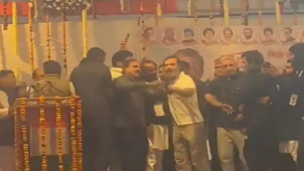 मंच पर उमड़ा कार्यकर्ताओं का हुजूम मंच पर उमड़ा कार्यकर्ताओं का हुजूम