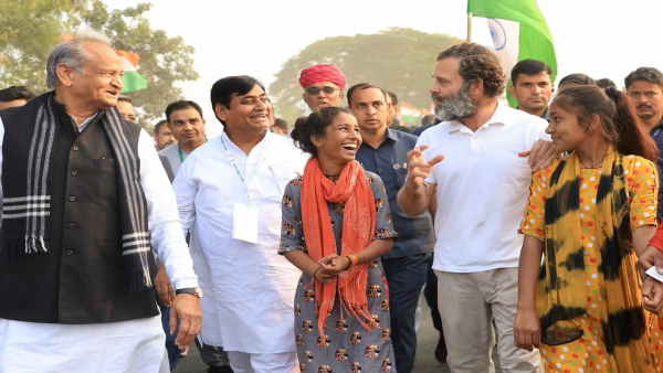  यात्रा के पोस्टर में प्रियंका के फोटो नहीं