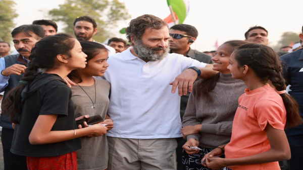 देश के 3 उद्योगपतियों को फायदा पहुंचा रही केंद्र सरकार