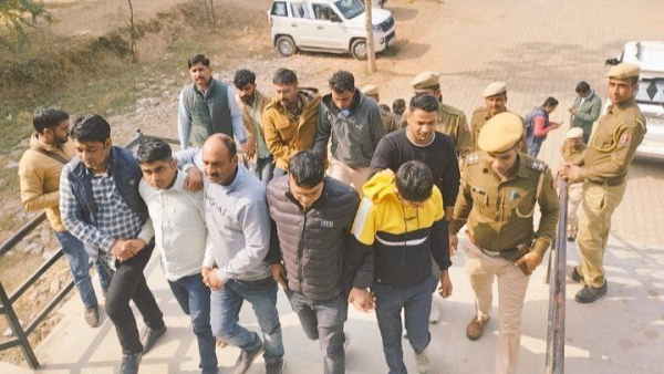  मास्टरमाइंड के जरिए बस में चल रही थी परीक्षा