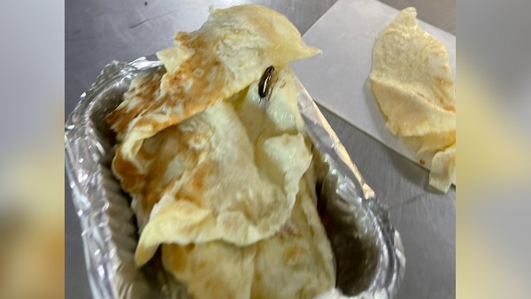 ऑमलेट में कॉकरोच मिला 