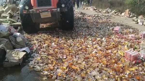 लाखों की शराब पर चल गया रोड रोलर