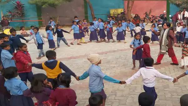 बच्चों को पसंद आ रहा पढ़ाने का अंदाज