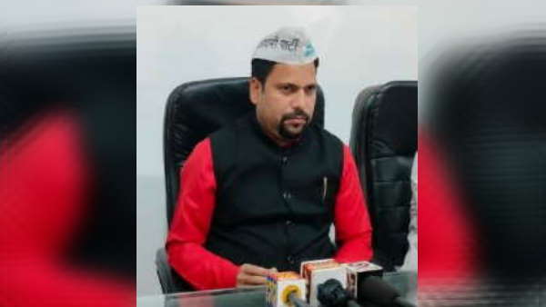 झाड़ू लेकर छत्तीसगढ़ पहुंचे संजीव झा 