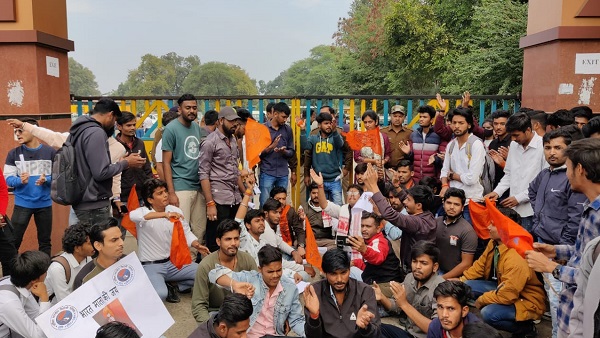 जय श्रीराम के नारे पर विवाद, कॉन्वेंट स्कूल के बाहर प्रदर्शन