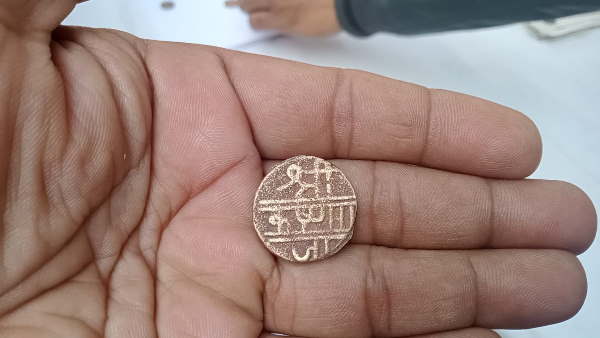 प्राचीन सिक्कों की सूचना पर दौड़ी भीड़, पुलिस भी पहुंची प्राचीन सिक्कों की सूचना पर दौड़ी भीड़, पुलिस भी पहुंची