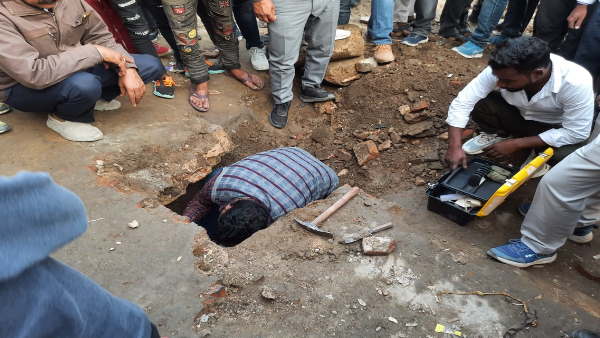 सिक्कों से पहले मिली सुरंग, मवाना में दफन तो नही महाभारत का राज़ सिक्कों से पहले मिली सुरंग, मवाना में दफन तो नही महाभारत का राज़