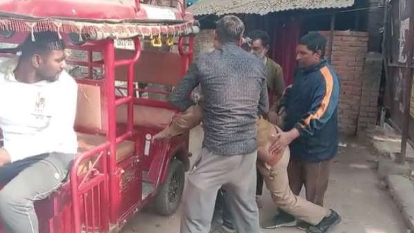 azamgarh news police constable drunk and fainted infront of wine shop taken to hospital with e-rikshaw