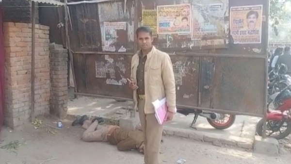 azamgarh news police constable drunk and fainted infront of wine shop taken to hospital with e-rikshaw