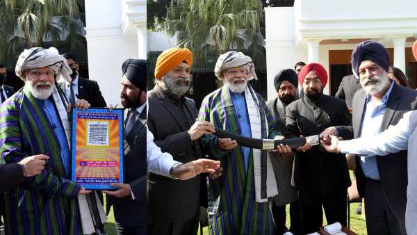 फरवरी में पीएम को पहनाई गई अनोखी ड्रेस