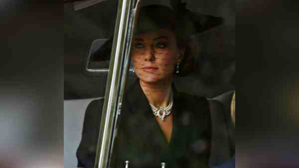 काले रंग की आउटफिट और शाही परिवार