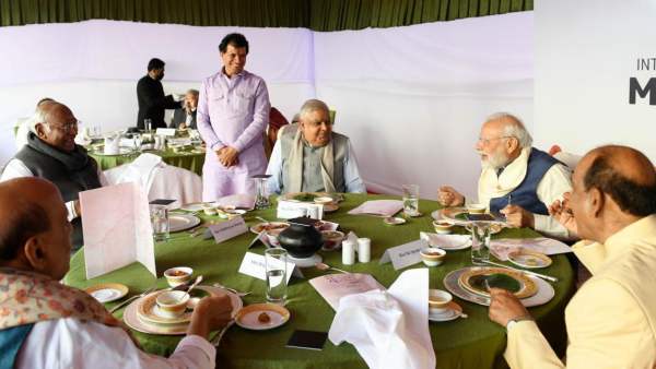 भोजन की टेबल पर सियासी प्रतिद्वंद्वी
