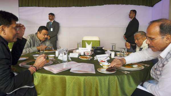 पक्ष-विपक्ष और RS में उपसभापति का भोजन