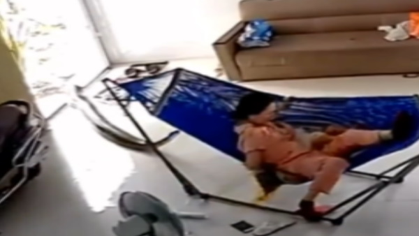  बच्‍चे के पास फन उठाए खड़ा रहा सांप 