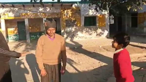 Hathras Drunk headmaster goes viral video villagers chase him out of school Up News 