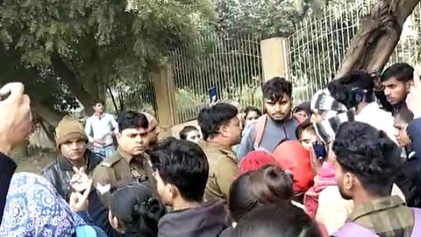 पास करवाने की गारंटी लेता है कॉलेज पास करवाने की गारंटी लेता है कॉलेज