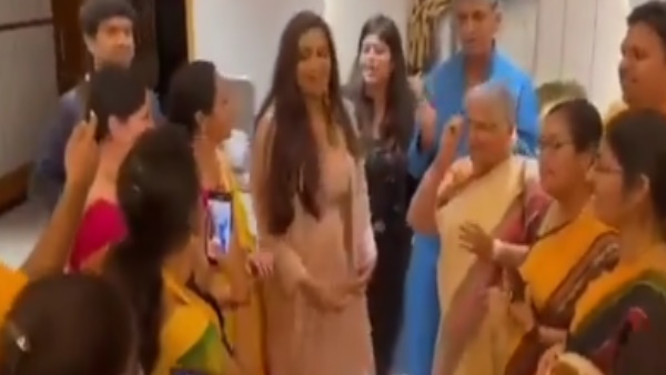 श्रेया घोषाल के गाते ही डांस करने लगी सुधा मूर्ति 