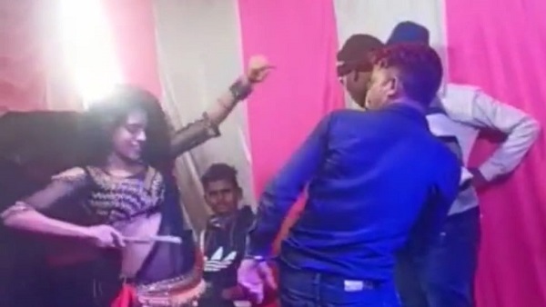 निवाड़ी में तमंचा लेकर नाची डांसर निवाड़ी में तमंचा लेकर नाची डांसर