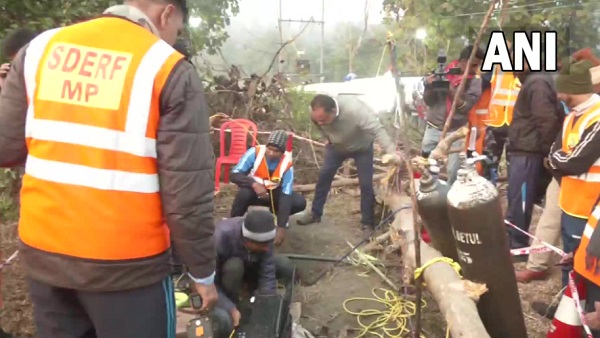 तन्मय के पिता ने बताया कैसे गिरा वो बोरवेल