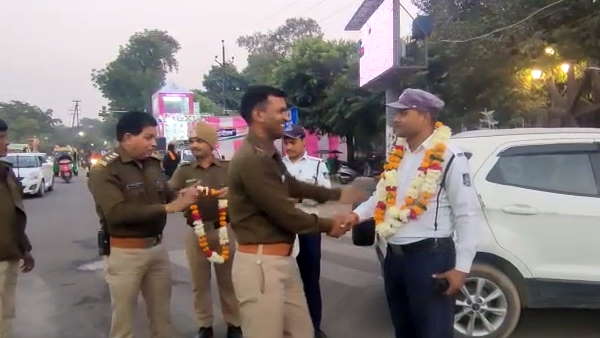 फूल माला पहनाकर किया सम्मानित