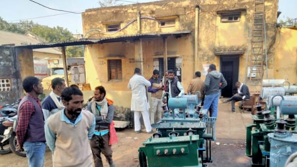 अधिकारियों पर लगाए आरोप