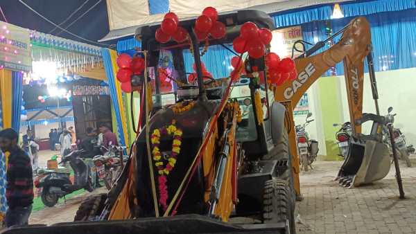 दूल्हे को दहेज में मिला 'बुलडोजर'