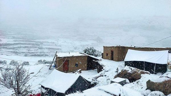 बर्फ की बारिश से परेशान लोग