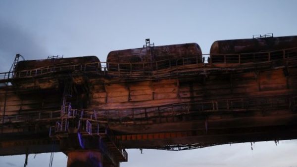 ट्रक में विस्फोट कर गिराया ब्रिज ट्रक में विस्फोट कर गिराया ब्रिज