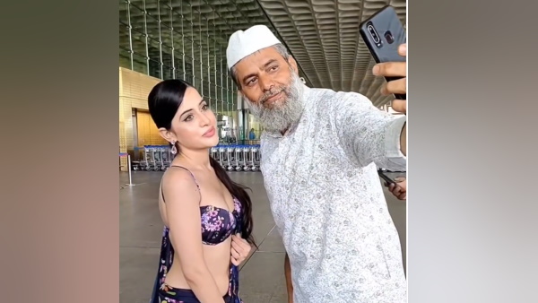 उर्फी के साथ सेल्फी लेने के बाद खिल उठा मौलाना का चेहरा उर्फी के साथ सेल्फी लेने के बाद खिल उठा मौलाना का चेहरा