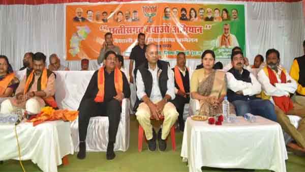 मंच पर हुआ पथराव, नेता रहे मौजूद मंच पर हुआ पथराव, नेता रहे मौजूद