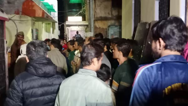 आसपास के लोगों ने बचाई जान