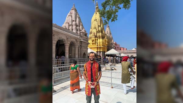 ललित के घर पहुंचकर लोगों द्वारा दी जा रही बधाई