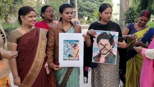 शाहरुख की फोटो पर महिलाओं ने पोती कालिख