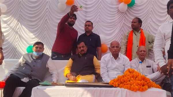 सांसद विजय बघेल के सामने मचा बवाल