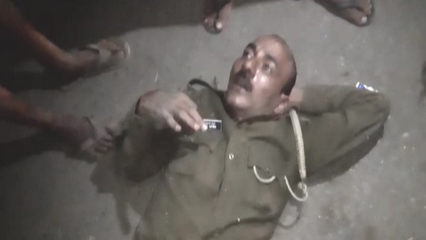 शराब के नशे में चूर सड़क पर ही लेट गया पुलिसकर्मी