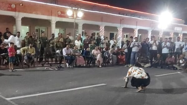 अलग-अलग जगह पर किया डांस