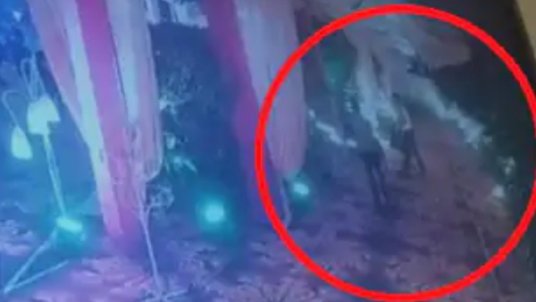 लड़के ने बैग को ब्लेजर में छुपा लिया