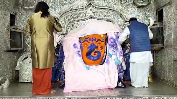 सिर्फ रात को भगवान पहनते हैं ऊनी वस्त्र 