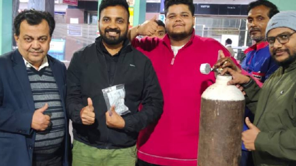 आधी रात को मदद के लिए उठे युवा