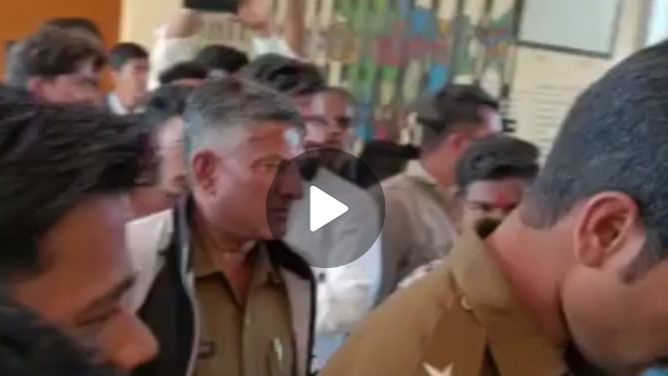 हिंदू संगठनों ने स्कूल शिक्षा विभाग से की शिकायत हिंदू संगठनों ने स्कूल शिक्षा विभाग से की शिकायत