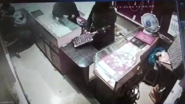  महिलाओं ने मंगलसूत्र बनवाने के लिए सोने के मोती दिखाने को कहा