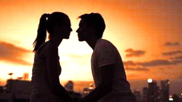 कमरे में कुंडी के सहारे फंदे पर झूला