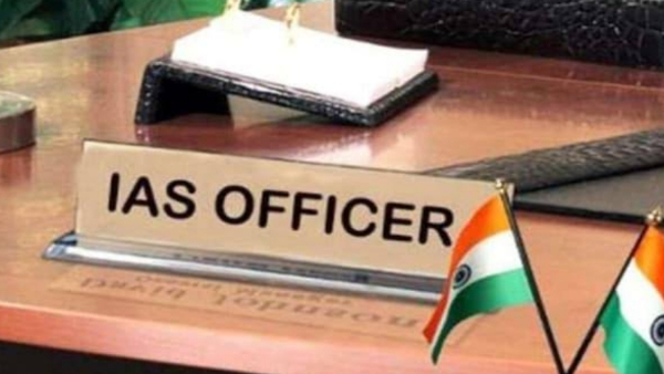 इससे पहले आईएस अनिल यादव को भी इसी तरह हटाया गया