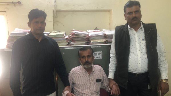 रायसेन जिला पंचायत के अधिकारी का रिश्वत लेते निकला पसीना रायसेन जिला पंचायत के अधिकारी का रिश्वत लेते निकला पसीना