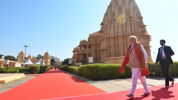 क्यों एक्टिविस्ट ने मोदी के कपड़ों के खर्च पर दाखिल की थी RTI क्यों एक्टिविस्ट ने मोदी के कपड़ों के खर्च पर दाखिल की थी RTI