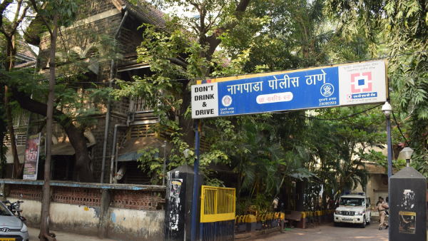 बच्ची की मदद के लिए आगे आए पुलिसकर्मी