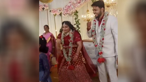 दूल्हे को डांस करने को कहती हैं