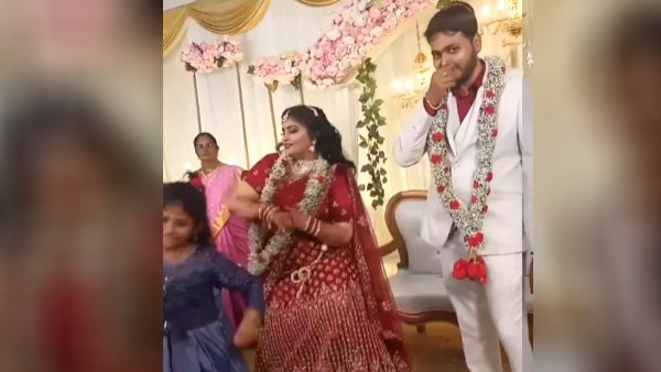 बड़ी सी मुस्कान के साथ दिख रही दुल्हन