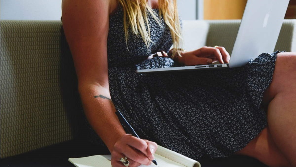 कंपनी ने महिला को अचानक नौकरी से निकाला